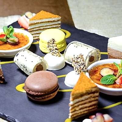 Ассорти десертов: медовик, макарунс, три шоколада, сырное суфле, крем-брюле, панна-котта, пломбир.